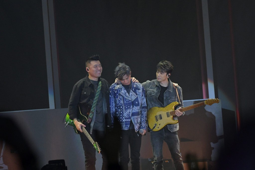 AK唱出《Children Song》時激動落淚，要天衡及Jason安慰。